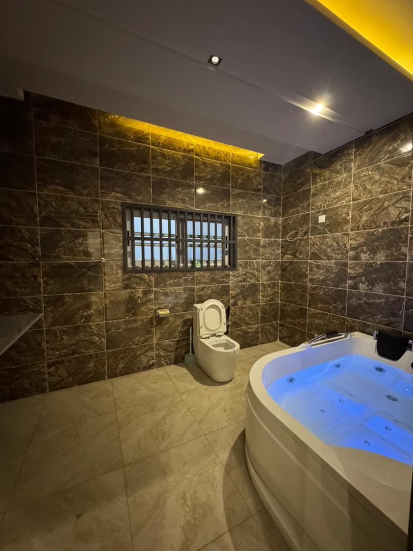 Salle de bain avec jacuzzi