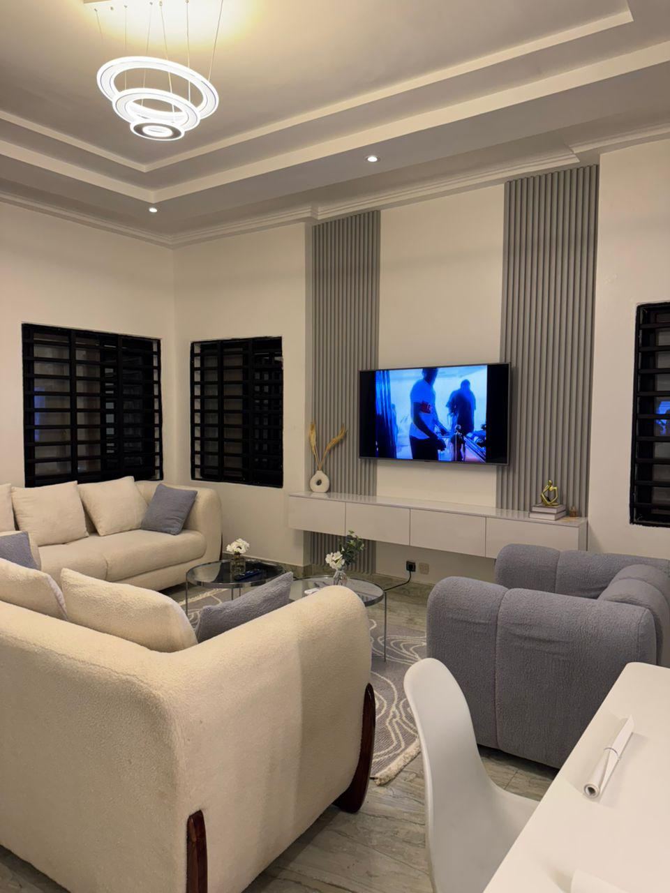 Salon lumineux avec TV